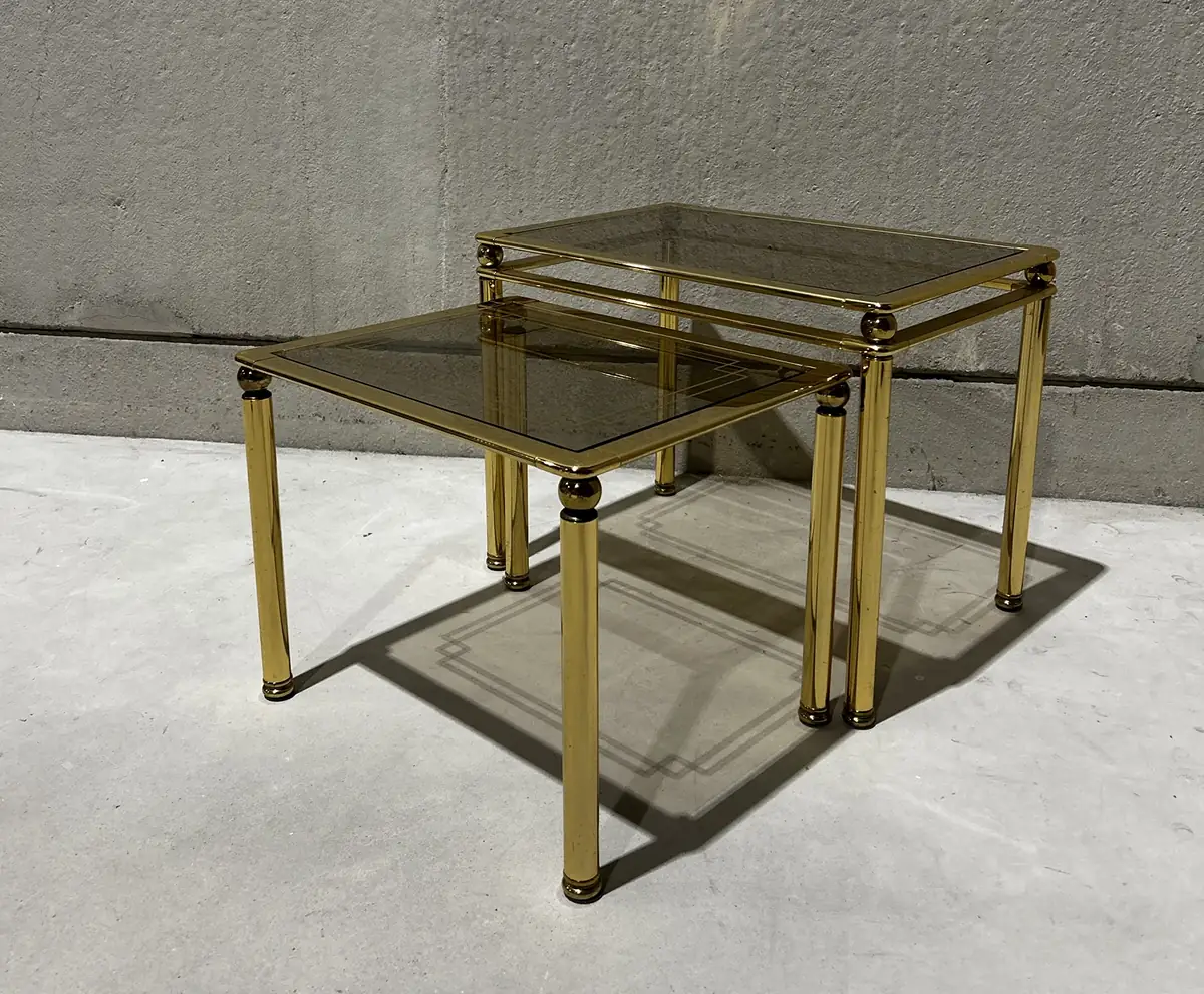 Twee vintage bijzettafels van messing met rookglas