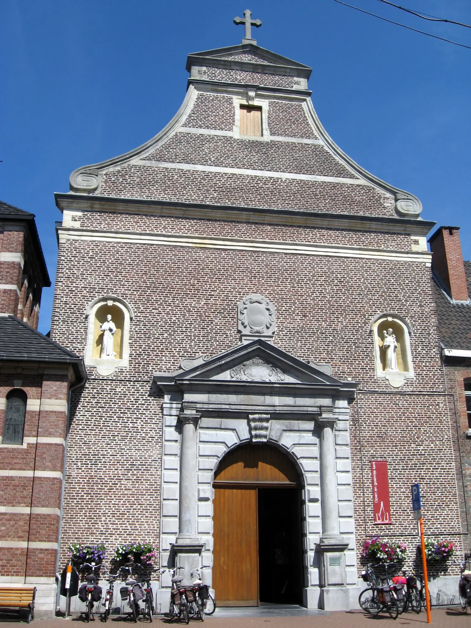 Voorgevel van de Minderbroederskerk (Sint-Rochuskerk) in de Minderbroedersstraat in Hasselt, met heiligenbeelden en bloembakken