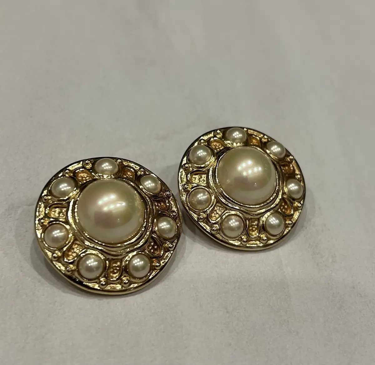 Vintage goudkleurige oorbellen met parels
