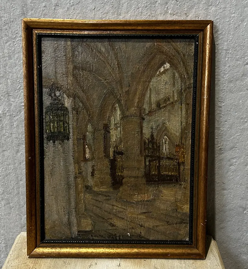 Oud olieverfschilderij van een gotisch kerkinterieur in een houten lijst