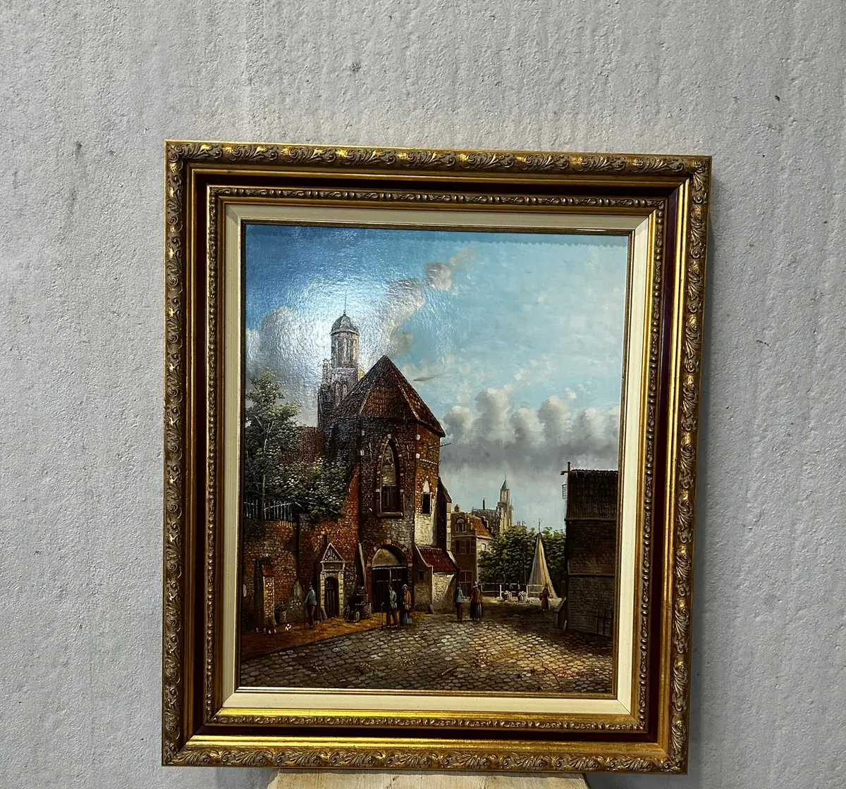 Olieverfschilderij van een oud stadsgezicht met kerk in een vergulde lijst